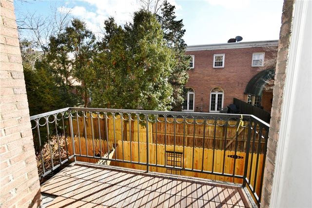 425 N Neville St 204, Oakland, PA 15213