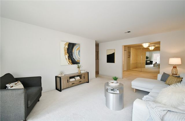 425 N Neville St 204, Oakland, PA 15213