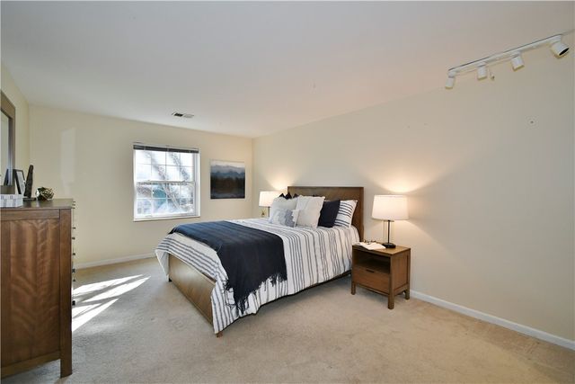 425 N Neville St 204, Oakland, PA 15213