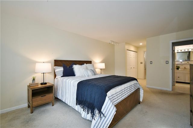 425 N Neville St 204, Oakland, PA 15213