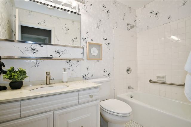 425 N Neville St 204, Oakland, PA 15213