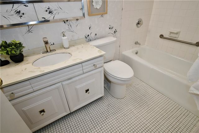 425 N Neville St 204, Oakland, PA 15213