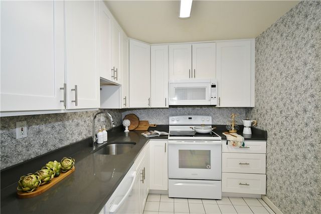 425 N Neville St 204, Oakland, PA 15213