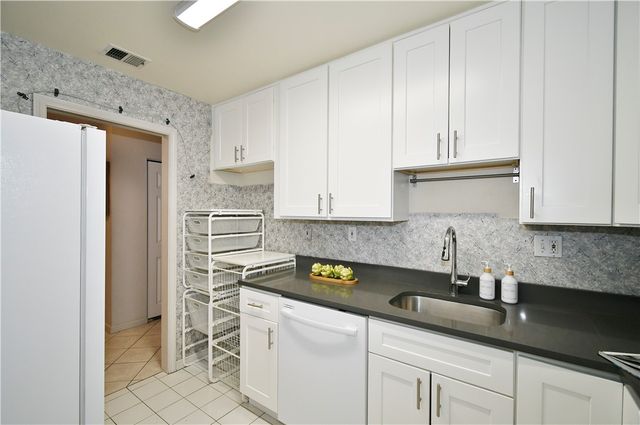 425 N Neville St 204, Oakland, PA 15213