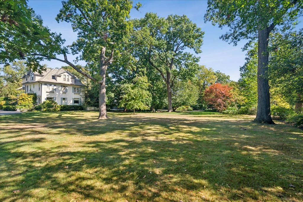 490 College Road, Lake Forest, IL 60045