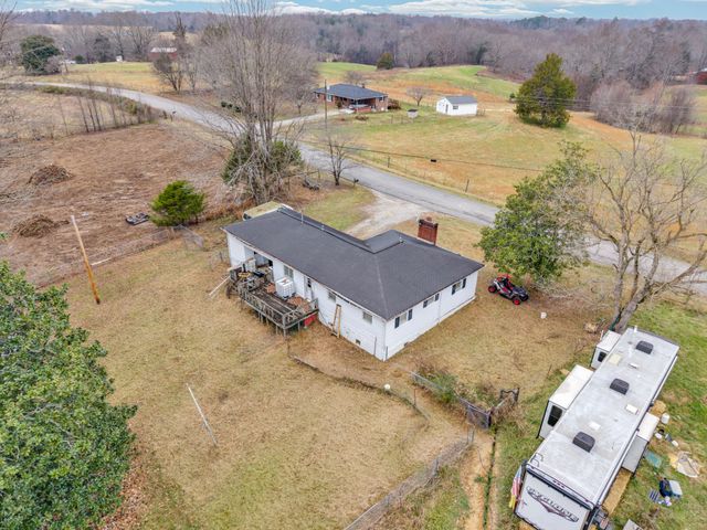 1295 Three Island Rd, Walling, TN 38587