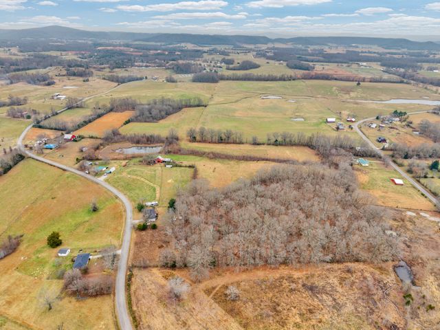 1295 Three Island Rd, Walling, TN 38587