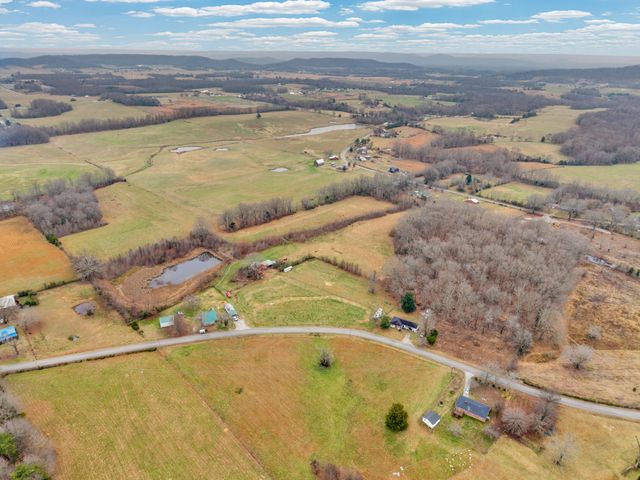 1295 Three Island Rd, Walling, TN 38587