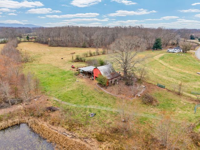 1295 Three Island Rd, Walling, TN 38587