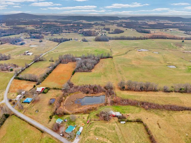 1295 Three Island Rd, Walling, TN 38587