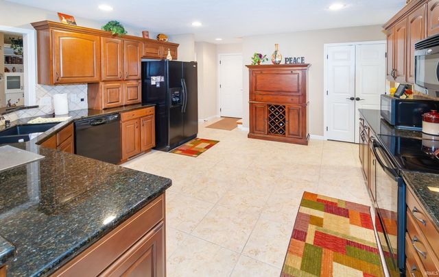 8200 Whitetail Trail, Evansville, IN 47711