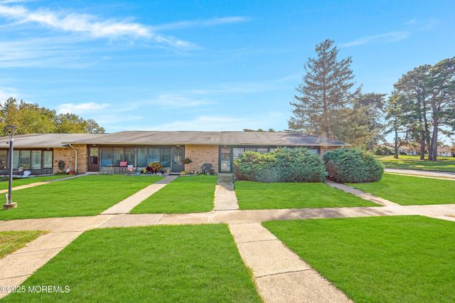 20 Yorkshire Court E, Manchester, NJ 08759