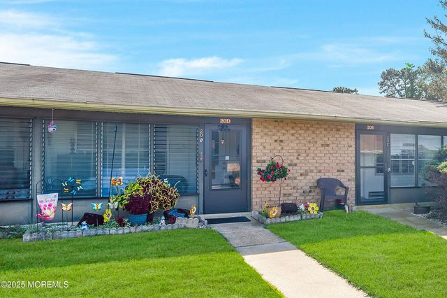 20 Yorkshire Court E, Manchester, NJ 08759