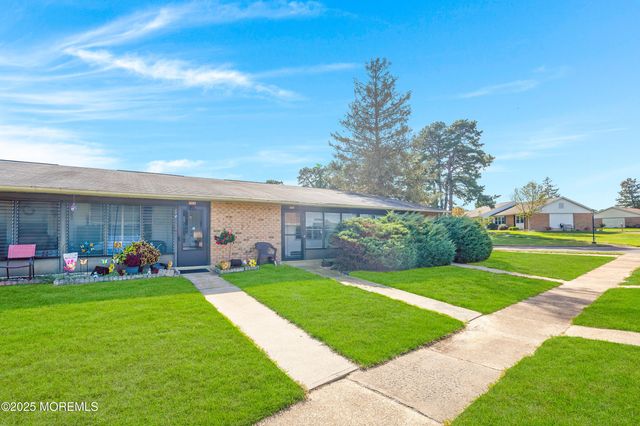 20 Yorkshire Court E, Manchester, NJ 08759