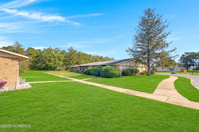 20 Yorkshire Court E, Manchester, NJ 08759