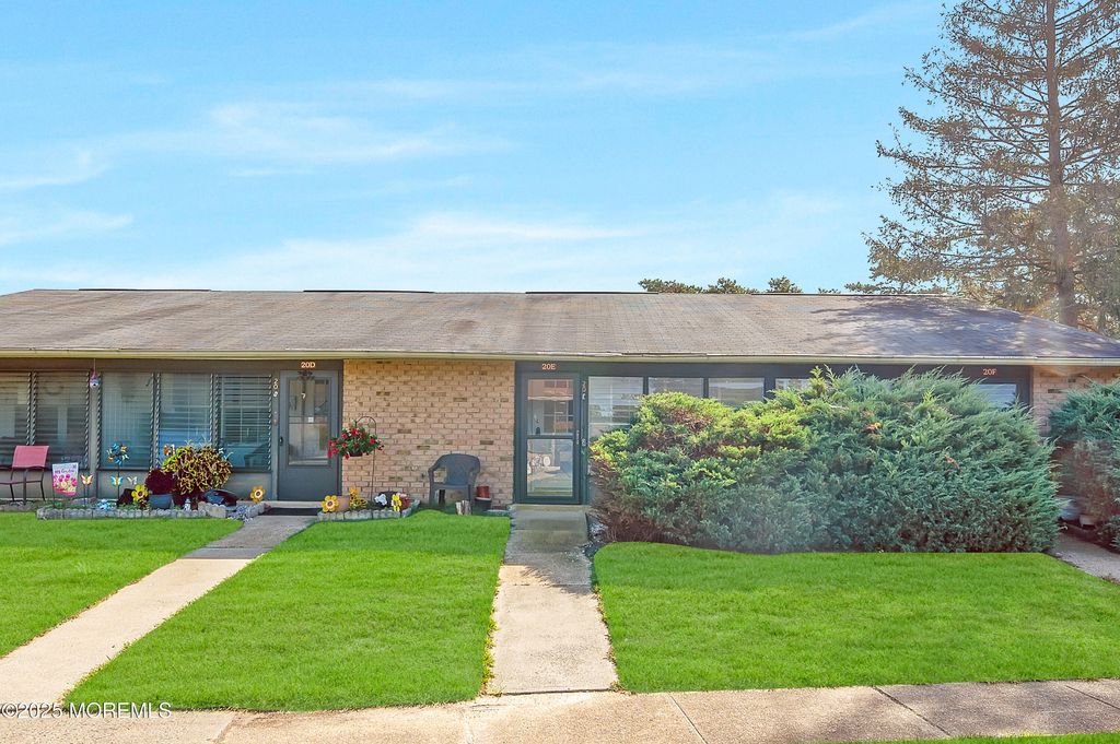 20 Yorkshire Court E, Manchester, NJ 08759