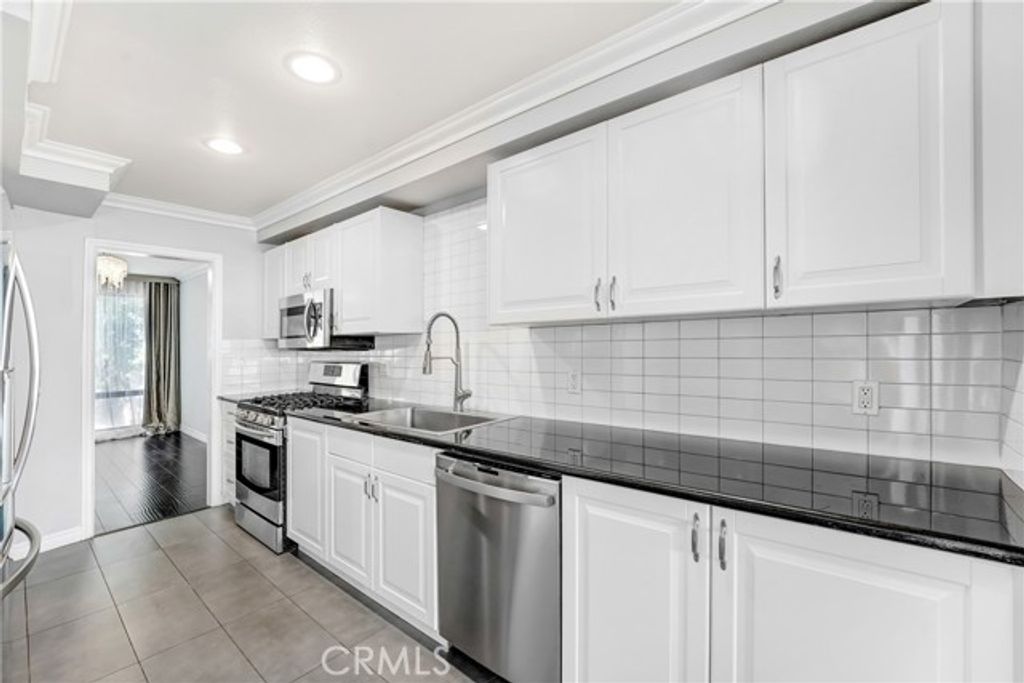 5243 Yarmouth 31, Encino (los Angeles), CA 91316