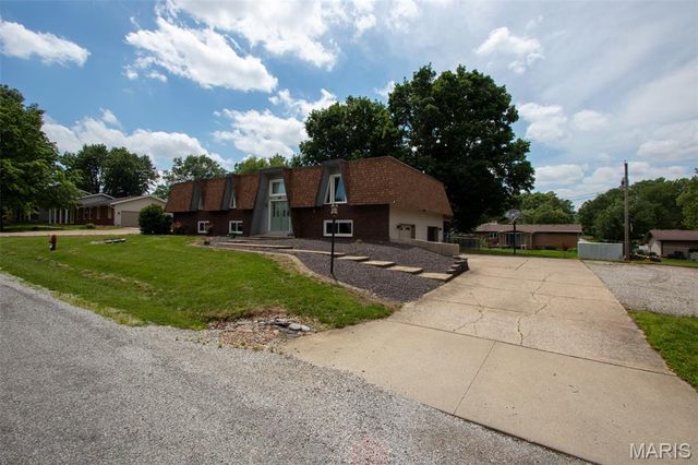 83 Memorial Court, Highland, IL 62249