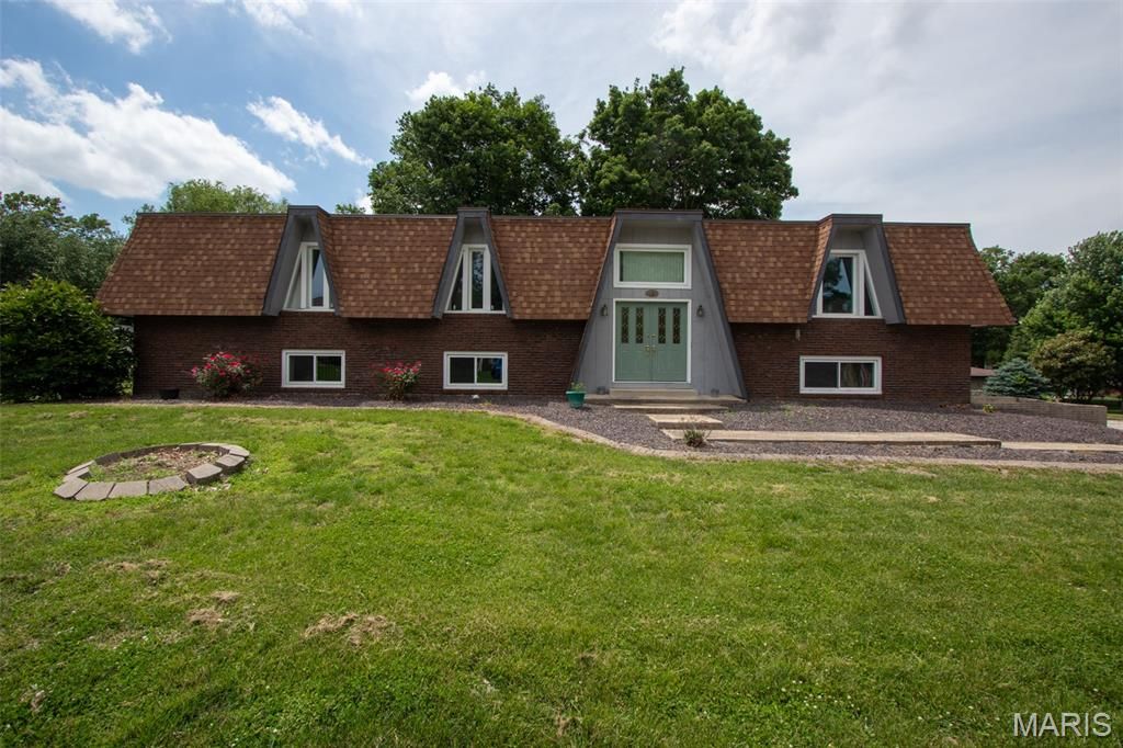 83 Memorial Court, Highland, IL 62249