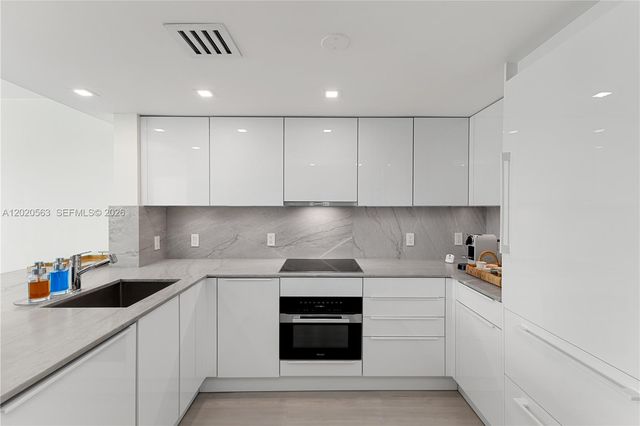 2101 NE Brickell Ave 2302, Miami, FL 33129