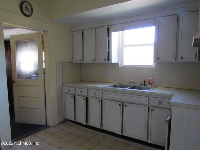 1985 ROWE Avenue, Jacksonville, FL 32208