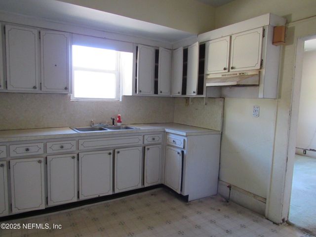 1985 ROWE Avenue, Jacksonville, FL 32208