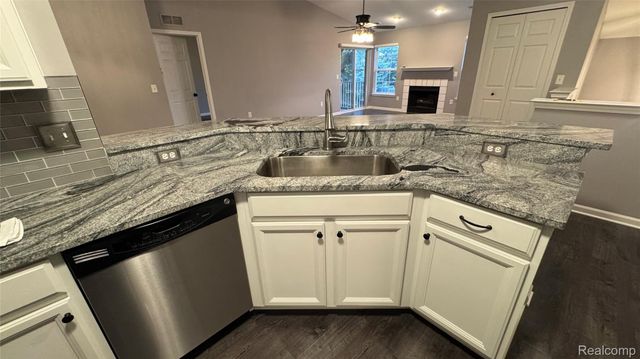 15228 Yale Drive 257, Clinton Charter Township, MI 48038