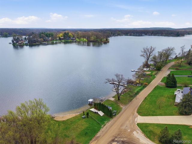 11810 Scenic Valley, Springfield Charter Township, MI 48350