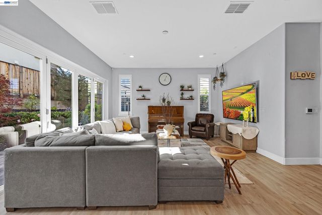 7126 Stags Leap Ln, Dublin, CA 94568