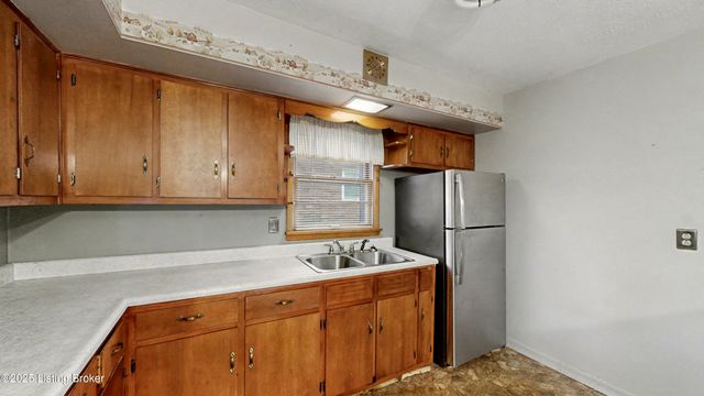 2569 Trubart Ln, Louisville, KY 40216