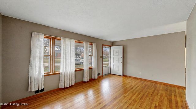 2569 Trubart Ln, Louisville, KY 40216