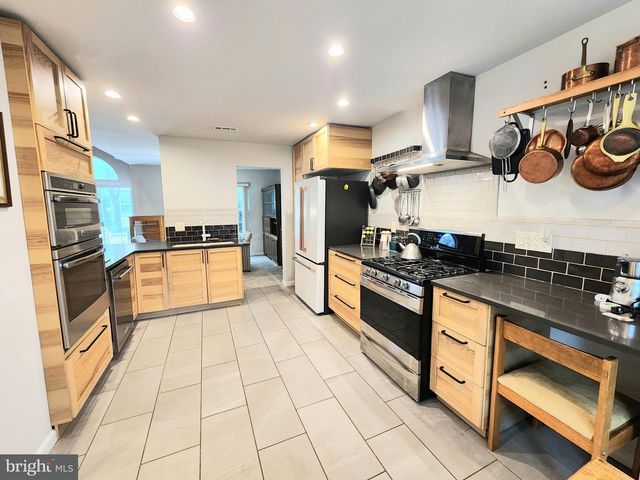 15 LAUREL CIR, Newtown, PA 18940