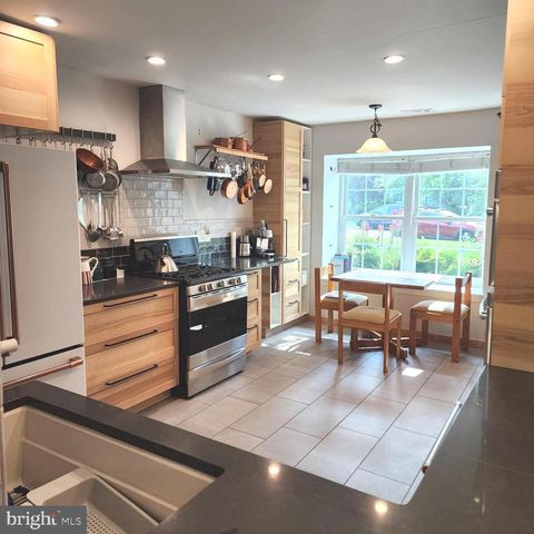 15 LAUREL CIR, Newtown, PA 18940
