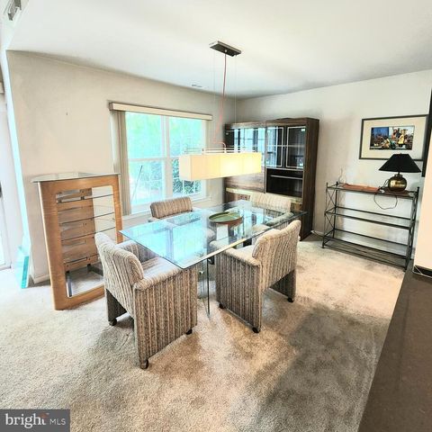 15 LAUREL CIR, Newtown, PA 18940