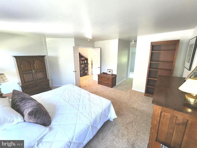 15 LAUREL CIR, Newtown, PA 18940