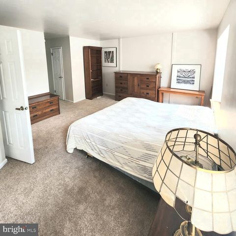 15 LAUREL CIR, Newtown, PA 18940
