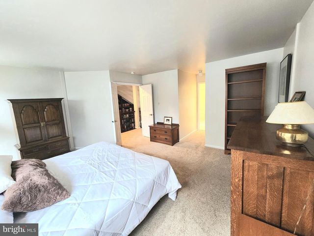 15 LAUREL CIR, Newtown, PA 18940
