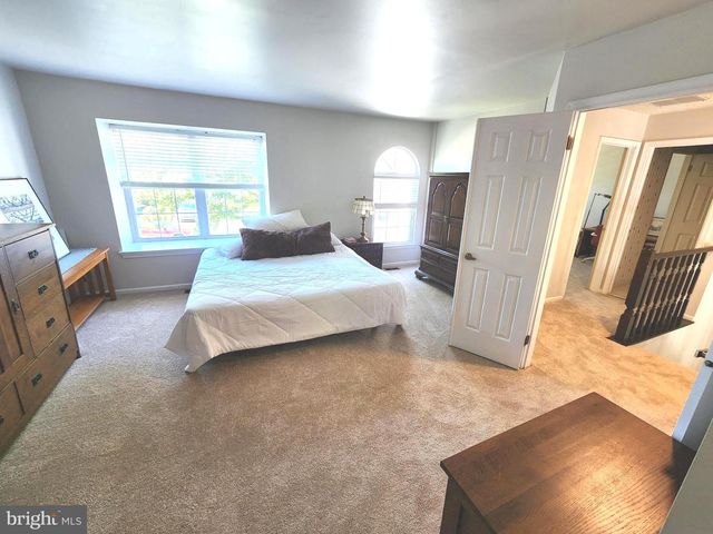 15 LAUREL CIR, Newtown, PA 18940