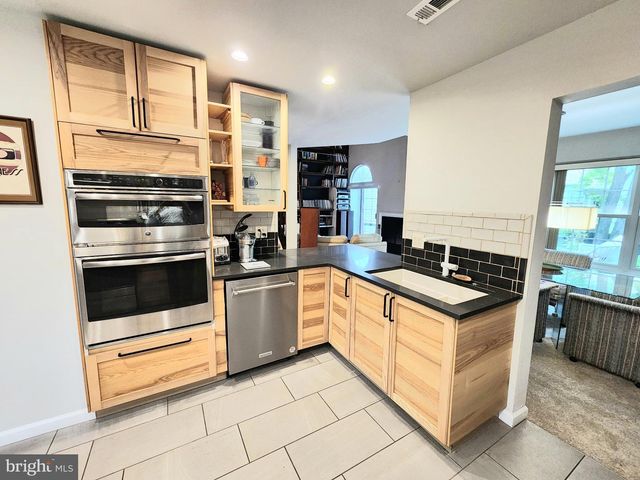15 LAUREL CIR, Newtown, PA 18940