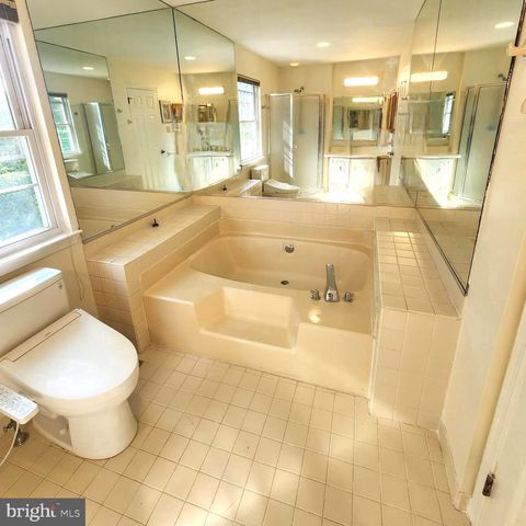 15 LAUREL CIR, Newtown, PA 18940