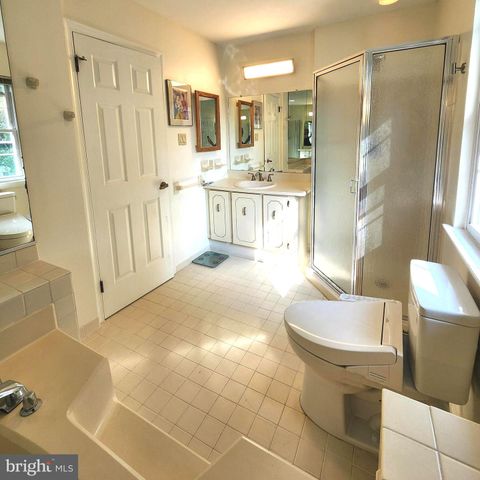 15 LAUREL CIR, Newtown, PA 18940