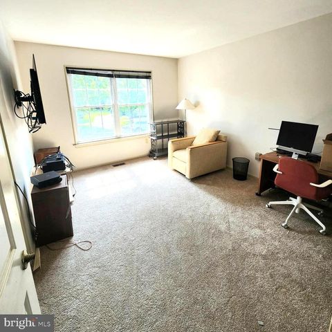 15 LAUREL CIR, Newtown, PA 18940