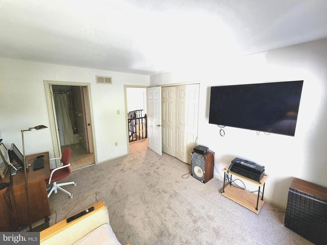 15 LAUREL CIR, Newtown, PA 18940