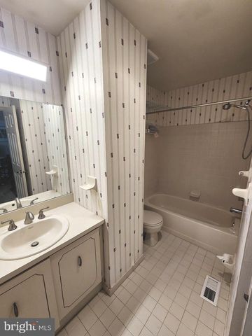 15 LAUREL CIR, Newtown, PA 18940