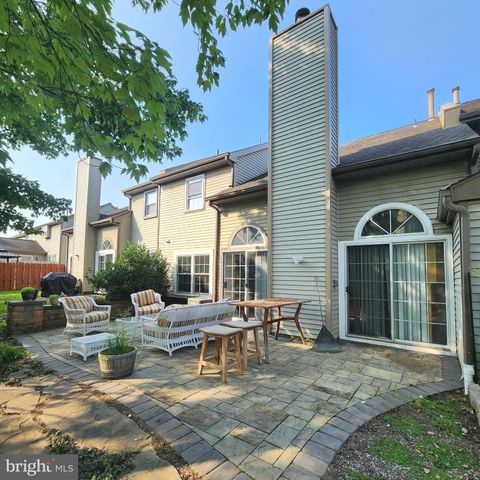 15 LAUREL CIR, Newtown, PA 18940