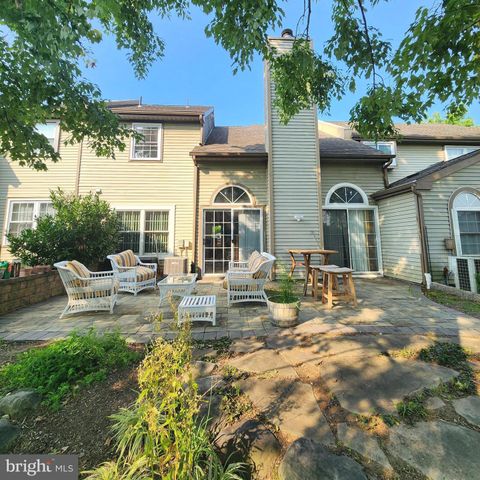 15 LAUREL CIR, Newtown, PA 18940