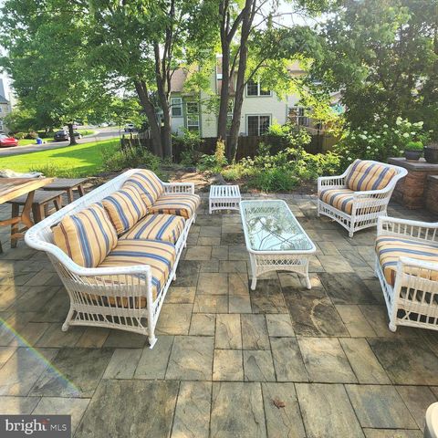 15 LAUREL CIR, Newtown, PA 18940