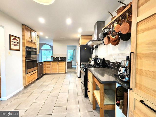 15 LAUREL CIR, Newtown, PA 18940