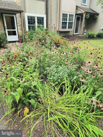 15 LAUREL CIR, Newtown, PA 18940