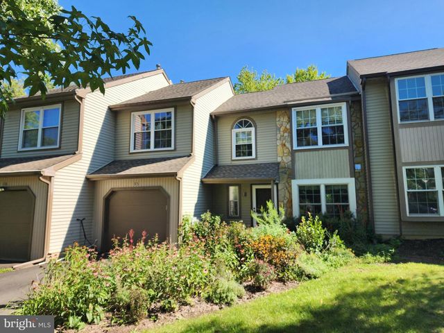 15 LAUREL CIR, Newtown, PA 18940